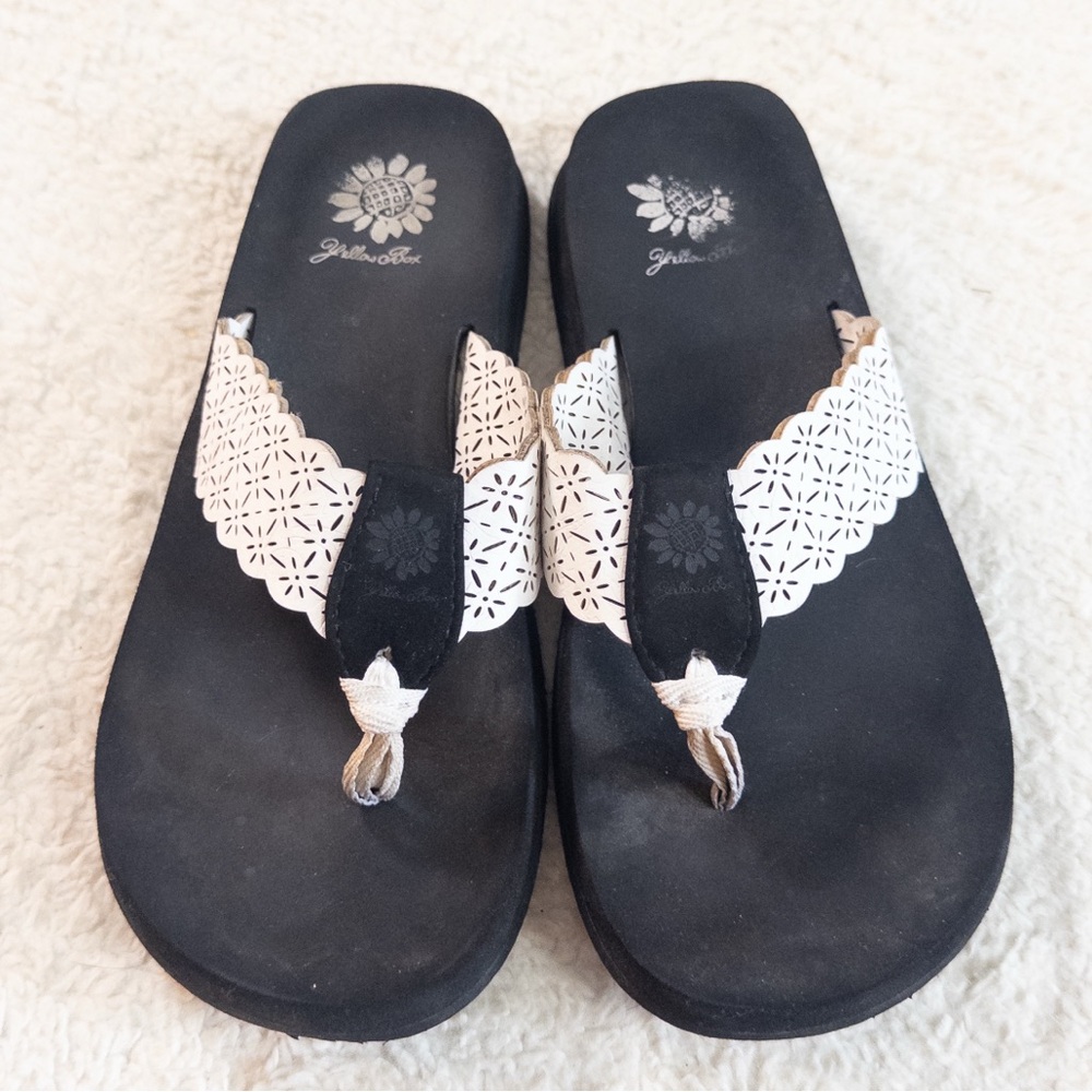 Yellow Box White Cutout Faux Leather Flip Flops Women’s Size 8 - Picture 2 of 8